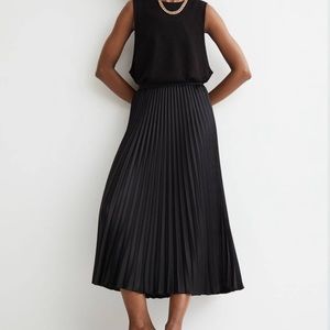 H&M black pleated skirt